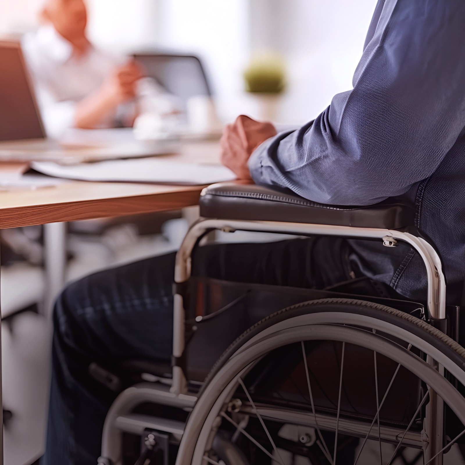 Empregado com deficiência afastado em layoff deve ser indenizado por empresa