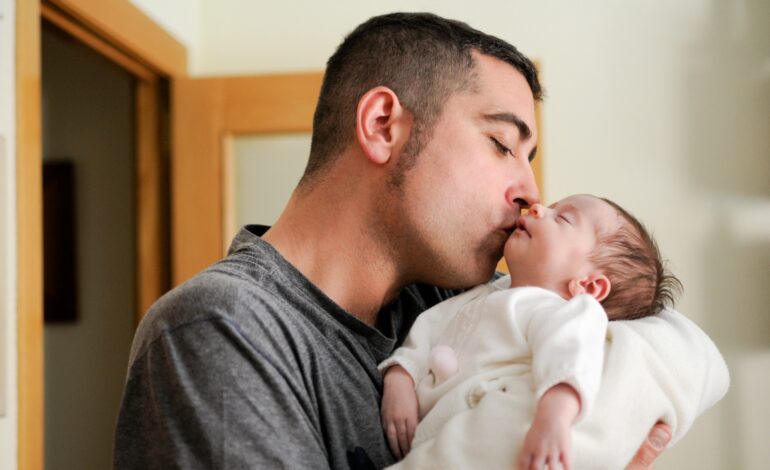 Conquista Histórica: Governo Sanciona Ampliação da Licença-Paternidade para 20 Dias e Criação do Salário-Paternidade